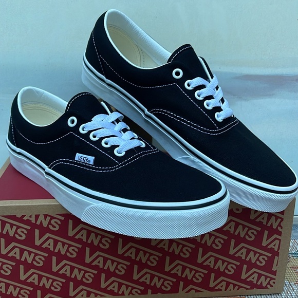 Vans Men’s Era Black
VN000EWZBLK
Sneakers - Picture 13 of 16